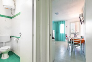 Dusj, hårføner og håndklær