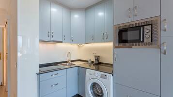 Réfrigérateur, micro-ondes, plaque de cuisson, cafetiÚre/bouilloire