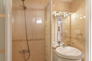 Dusche, Haartrockner, Handtücher