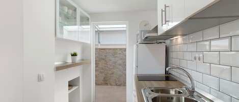 Kjøleskap, mikrobølgeovn, ovn og kokeplater