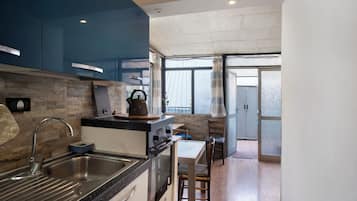 Refrigerador, horno, parrilla de estufa y utensilios de cocina