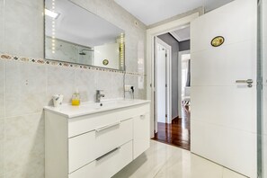 Shower, hair dryer, towels - Apartment 'Altea Beach' with Sea View, Wi-Fi and Air Conditioning (Altea)