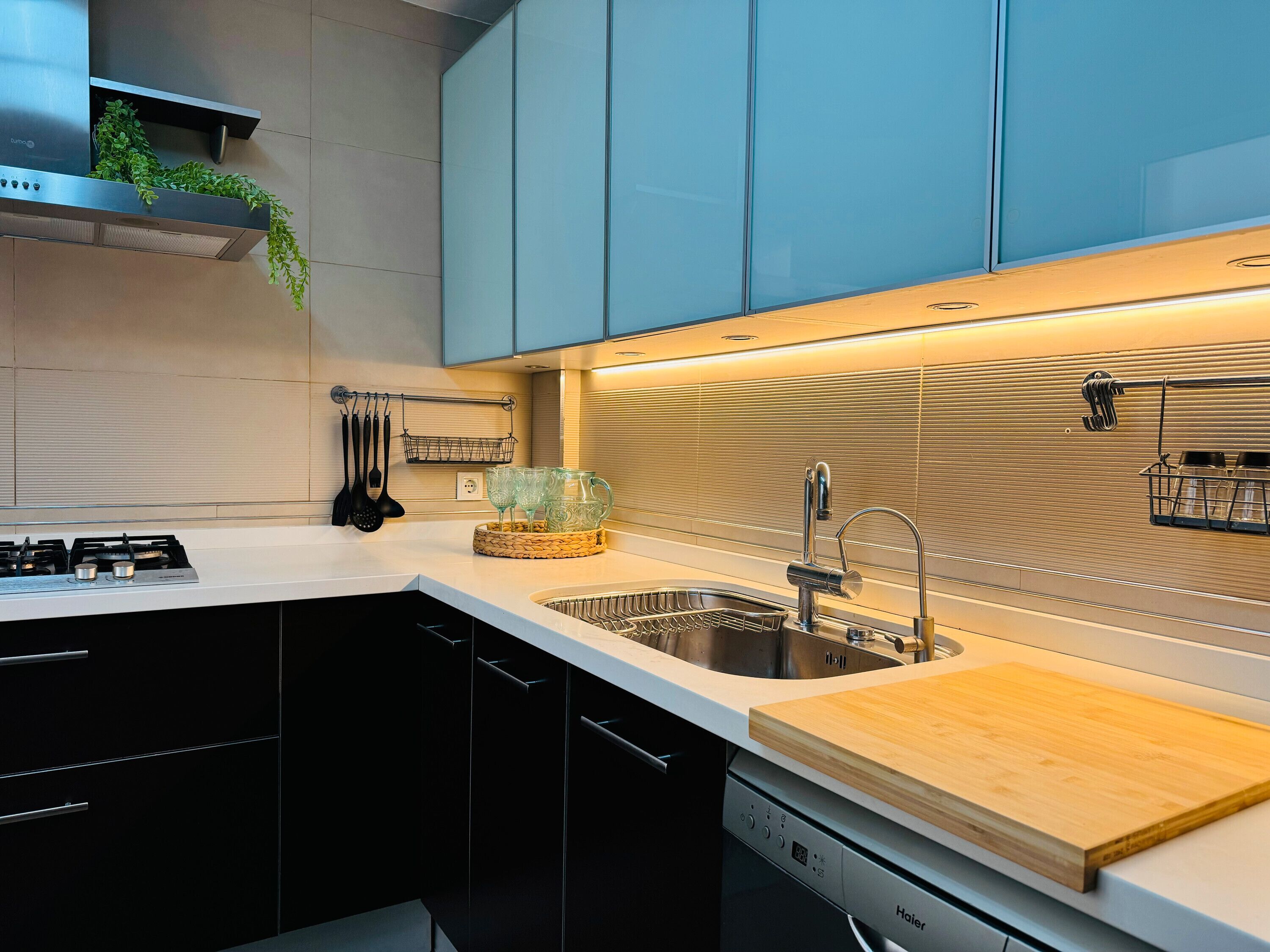 Kjøleskap, mikrobølgeovn, ovn og kokeplater