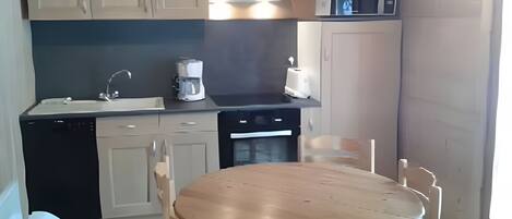 Frigorifero, microonde, forno, piano cottura