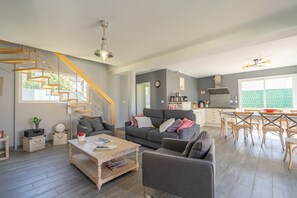 TV, DVD player, stereo - Villa Sigiriya with Sea View and Heated Pool – 400m from Beach and Shops (Vaux-sur-Mer)