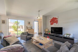 TV, DVD player, stereo - Villa Sigiriya with Sea View and Heated Pool – 400m from Beach and Shops (Vaux-sur-Mer)