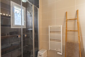 Ducha, secador de pelo, toallas