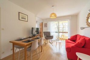 TV - Le Pré Catelan Apartment – 400m to the beach, balcony, quiet, shops and nature nearby (Saint-Georges-de-Didonne)