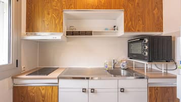 Fridge, oven, stovetop, coffee/tea maker