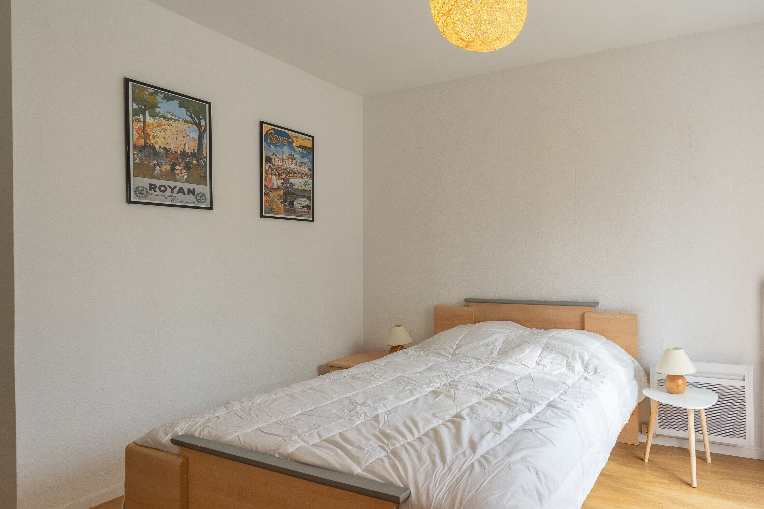 1 slaapkamer, een strijkplank/strijkijzer