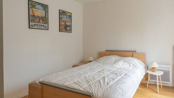 1 slaapkamer, een strijkplank/strijkijzer