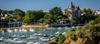 Le Phare – Holiday Home with Shared Pool and Private Garden – PO26