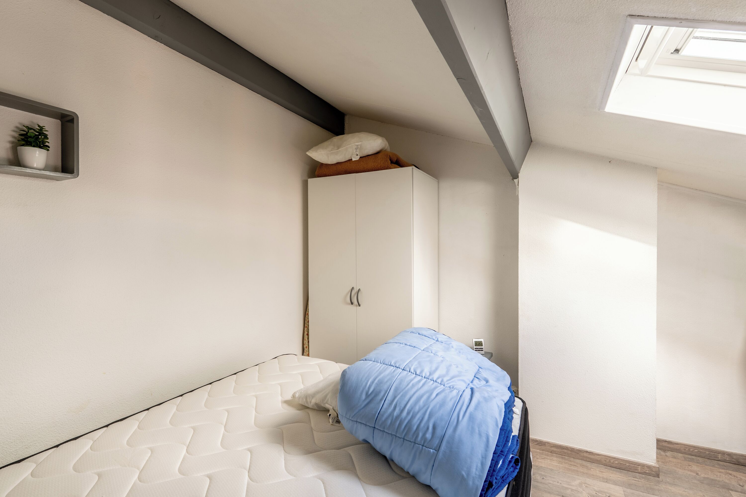 1 chambre, fer et planche à repasser