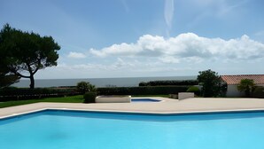 Une piscine offrant une vue dégagée sur l’océan.