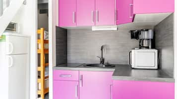 Fridge, microwave, oven, coffee/tea maker