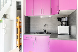 Fridge, microwave, oven, coffee/tea maker - Le Phare – Holiday Home with Shared Pool and Private Garden – PO26 (Pornic)