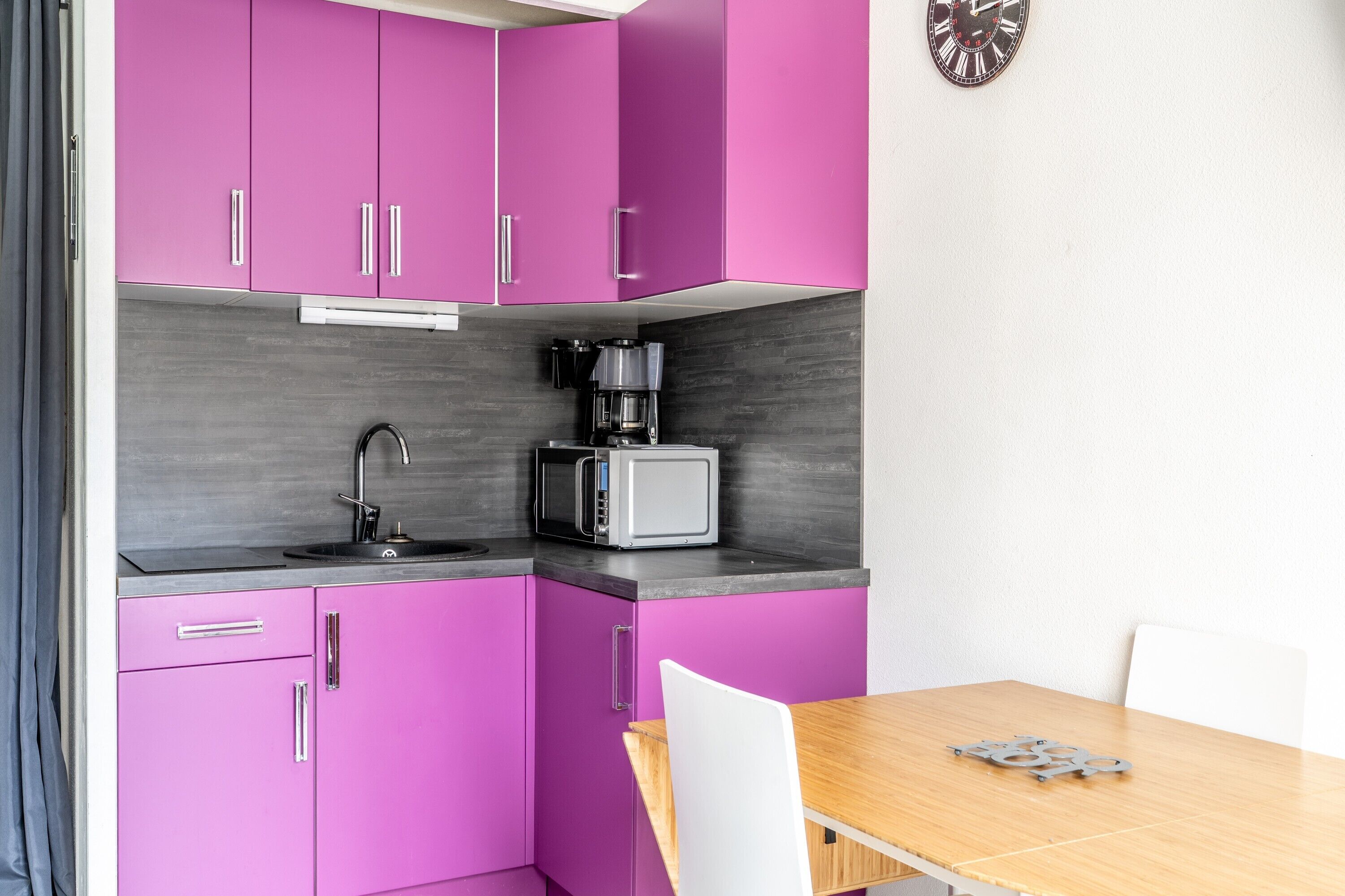 Fridge, microwave, oven, coffee/tea maker