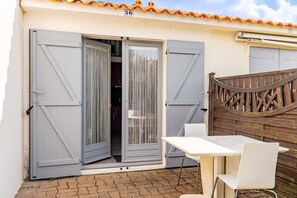 Outdoor dining - Le Phare – Holiday Home with Shared Pool and Private Garden – PO26 (Pornic)