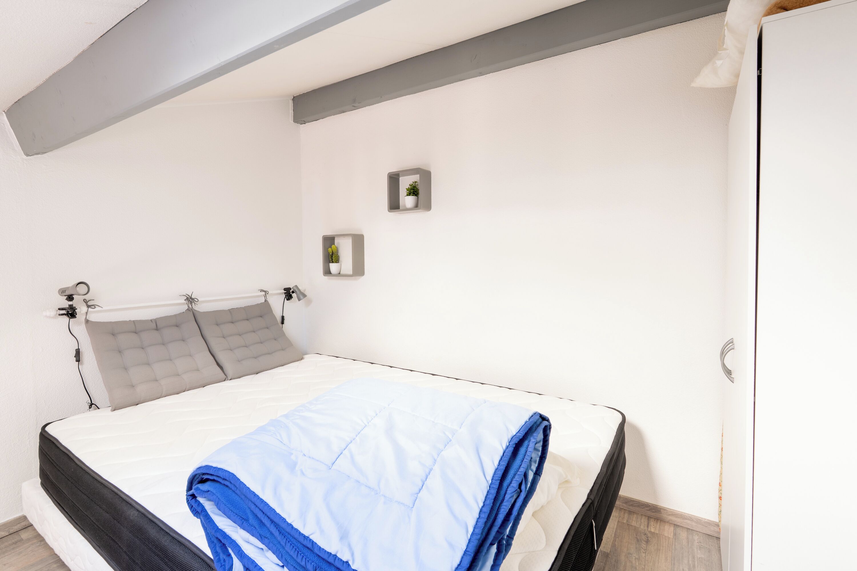 1 chambre, fer et planche à repasser