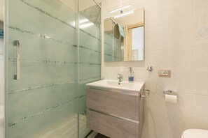 Shower, towels - Room 'Noemi' with Mountain View, Wi-Fi and Air Conditioning (Fornello)