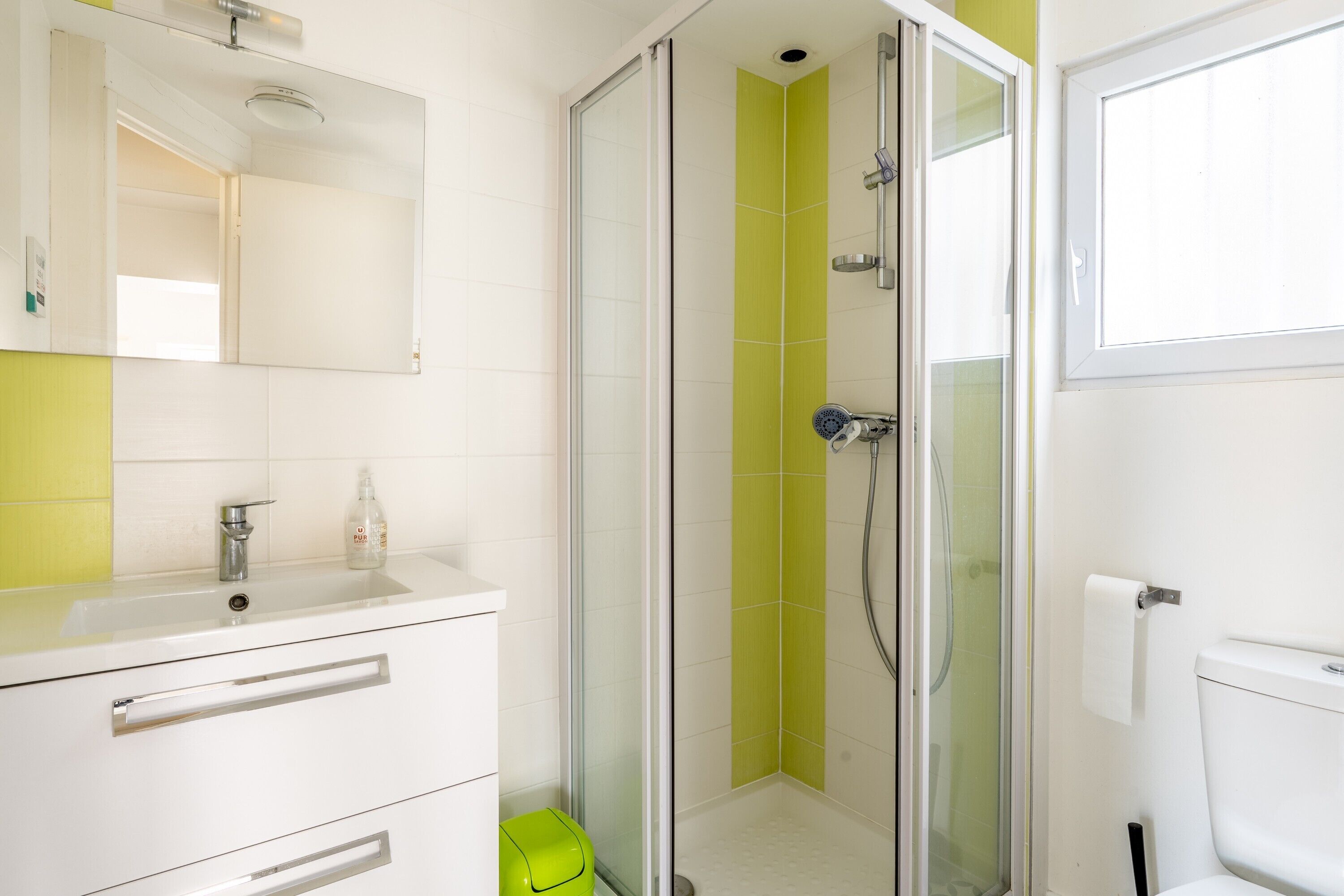 Suihku, hiustenkuivaaja