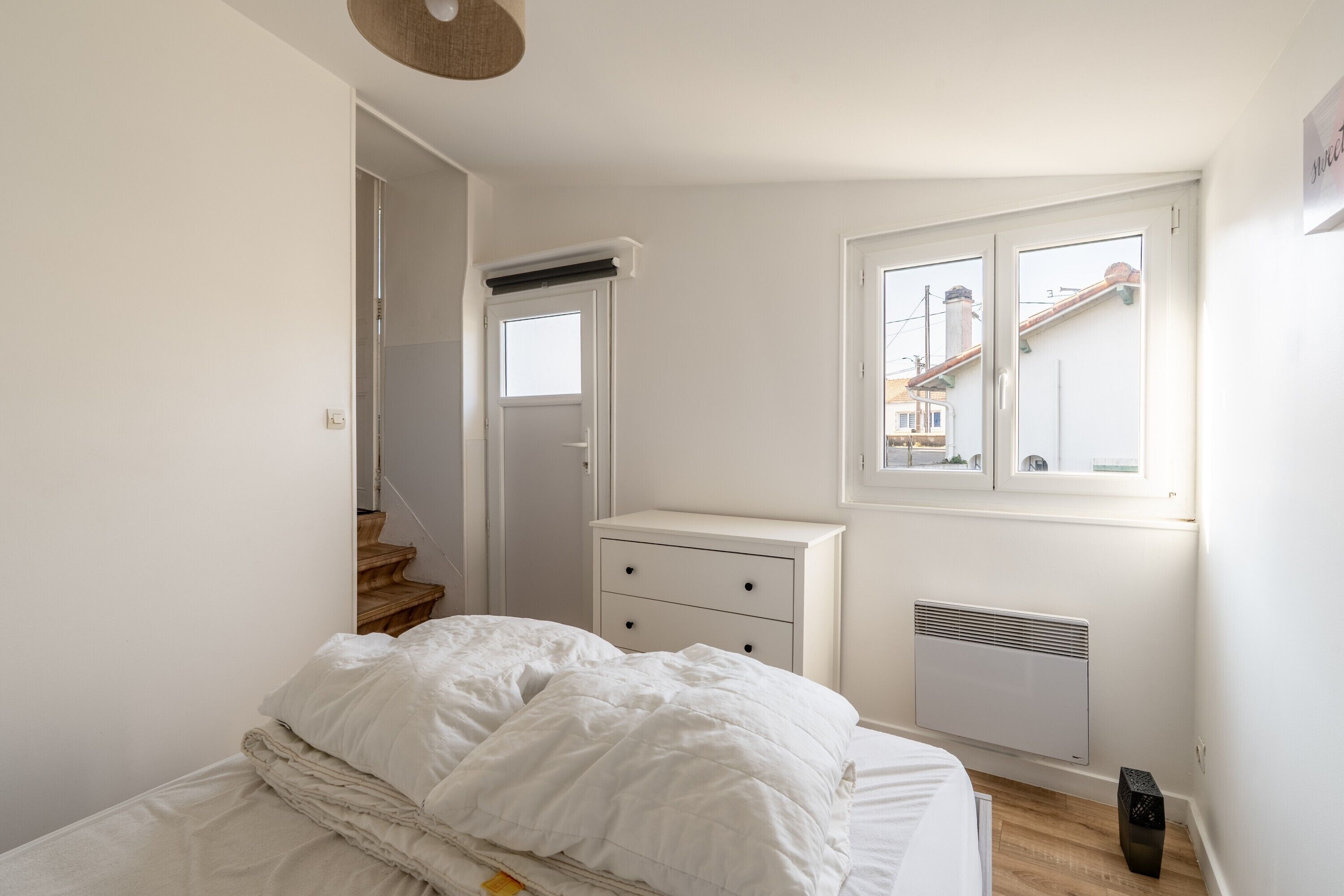 2 makuuhuonetta, silitysrauta/-lauta