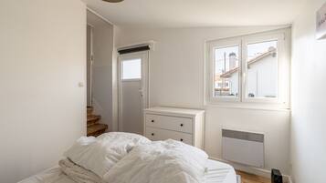 2 makuuhuonetta, silitysrauta/-lauta