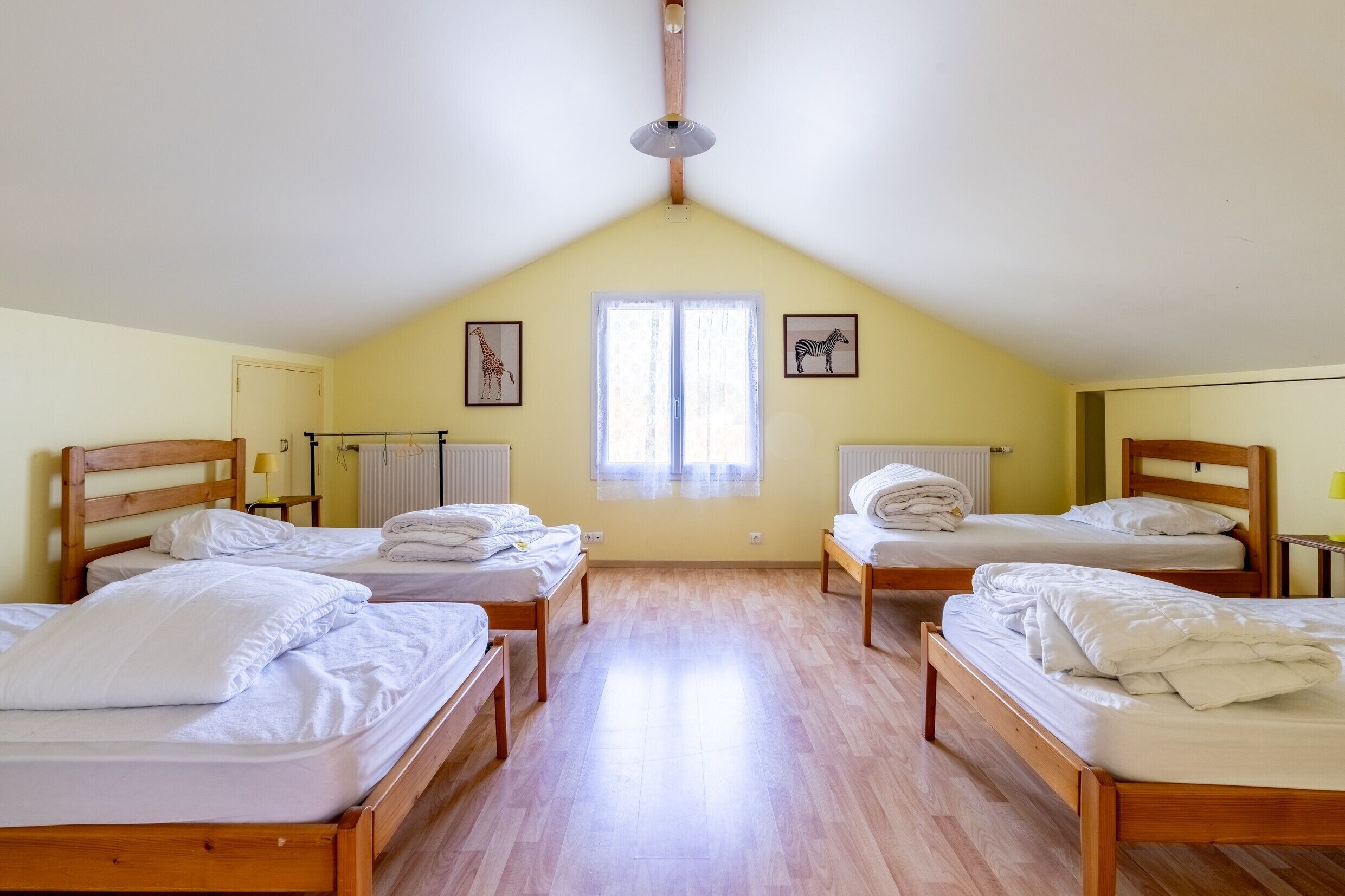 5 chambres, fer et planche à repasser