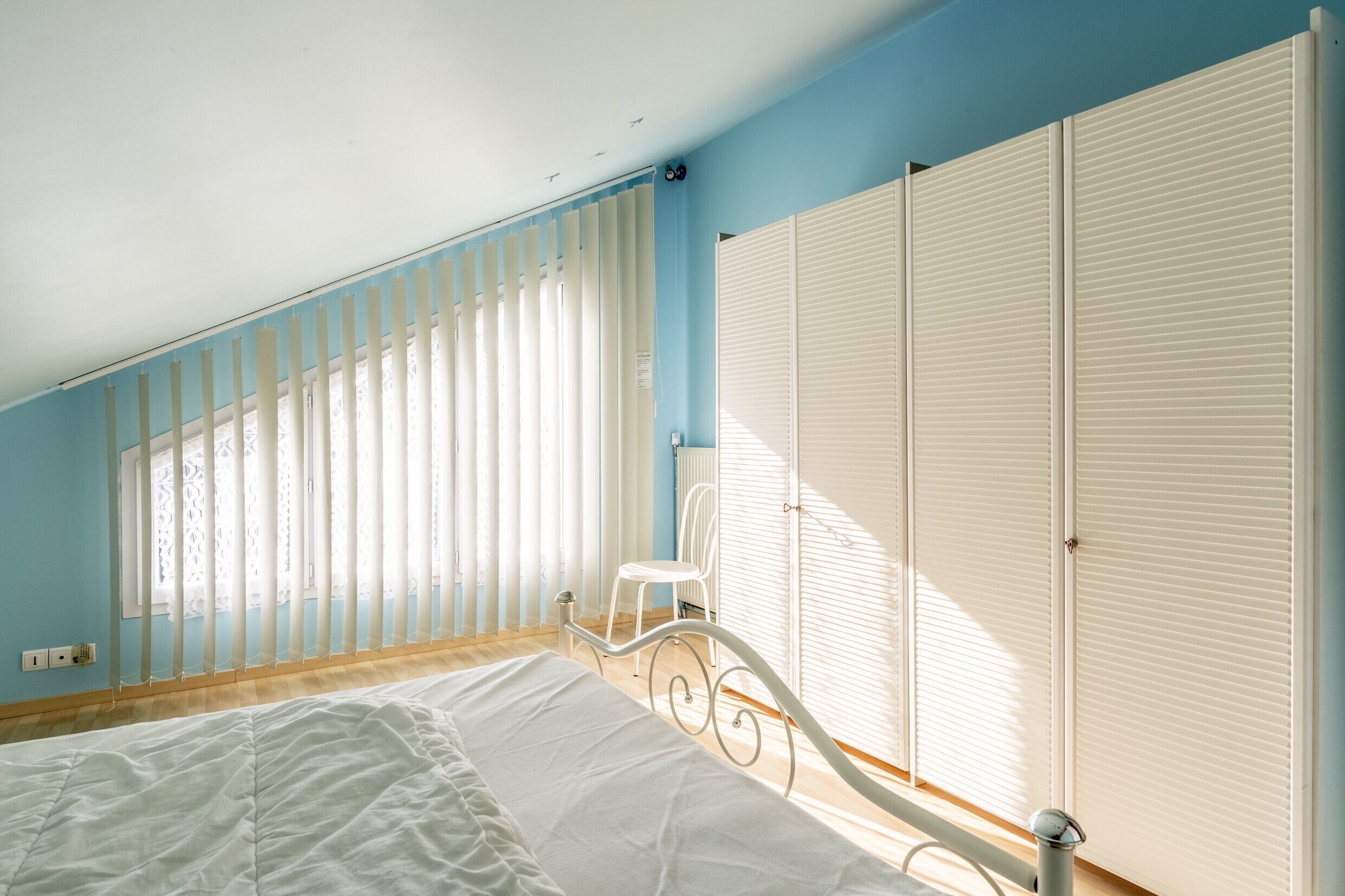 5 makuuhuonetta, silitysrauta/-lauta