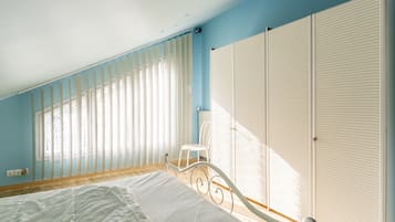 5 makuuhuonetta, silitysrauta/-lauta