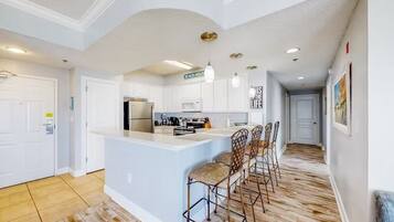 Refrigerador, microondas, horno, placa de cocina