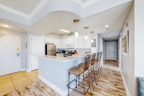 Een koelkast, een microgolfoven, een oven, een kookplaat