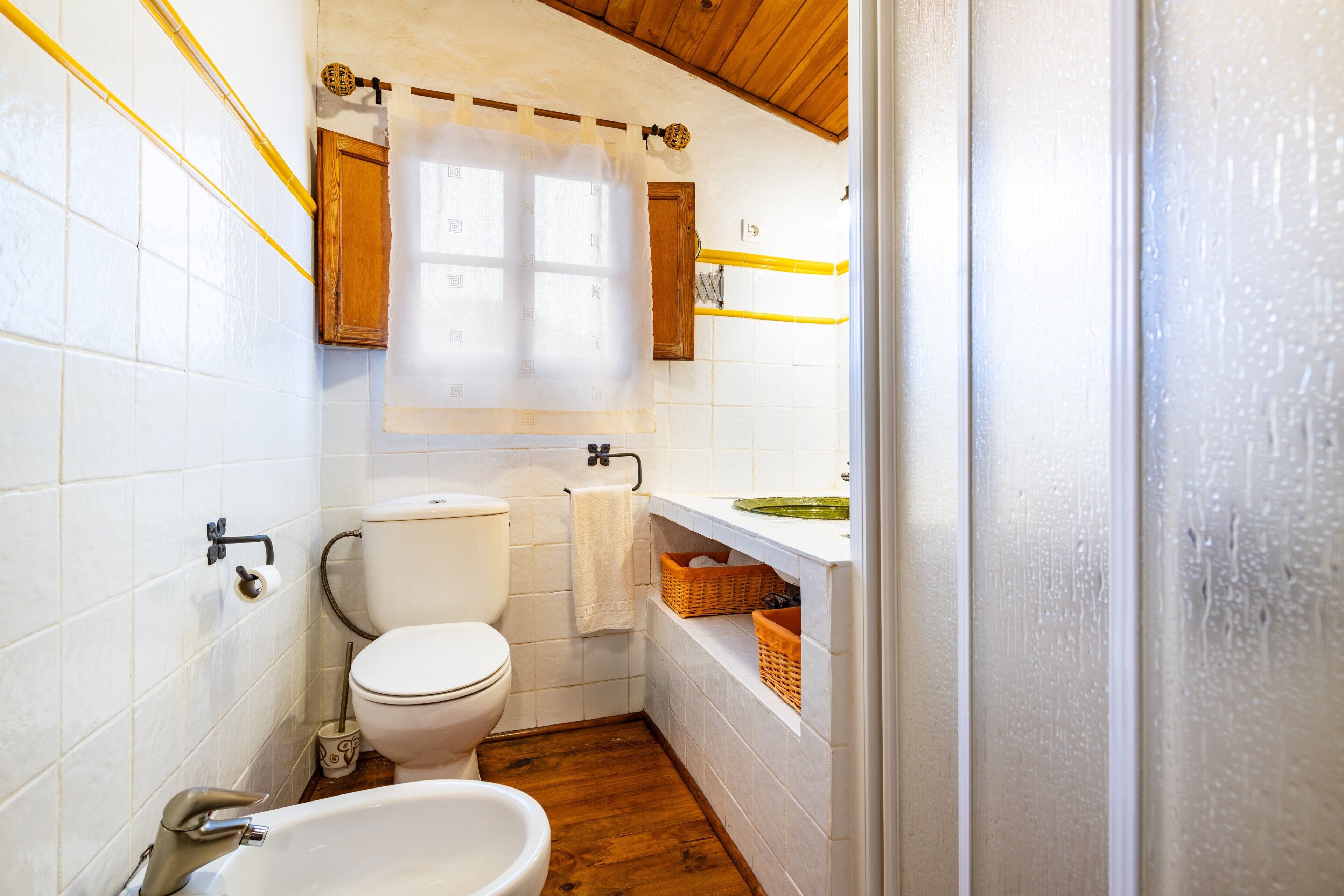 Un baño pequeño con inodoro, lavamanos y bañera.
