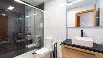 Een douche, een haardroger, handdoeken