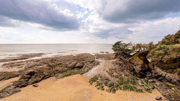 A rocky beach with a sandy area and a view of the sea under a cloudy sky. - Le Petit Voilier 'Family Spirit & Ocean' with Private Pool and Garden, PO30 (Pornic)