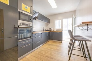 Fridge, microwave, oven, stovetop - Apartment 'Poniente' with Balcony, Wi-Fi and Air Conditioning (Benidorm)