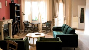 Una sala de estar con chimenea, un sofá, una mesa de centro y una estanter ía.