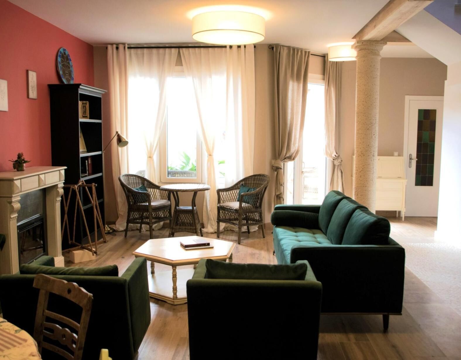 Een televisie en een open haard