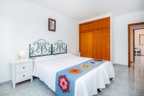 2 bedrooms, iron/ironing board, free WiFi, bed sheets