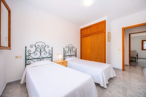 2 dormitorios, tabla de planchar con plancha, wifi gratis y ropa de cama