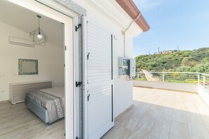 2 habitaciones, tabla de planchar con plancha y ropa de cama 