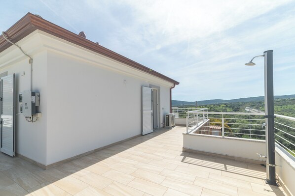 Terrace/patio - Holiday Home 'Virgi Sea View' with Sea View, Private Terrace and Air Conditioning (Budoni)