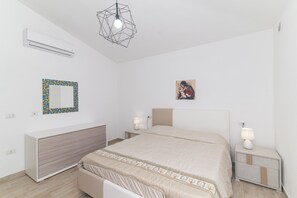 2 habitaciones, tabla de planchar con plancha y ropa de cama 