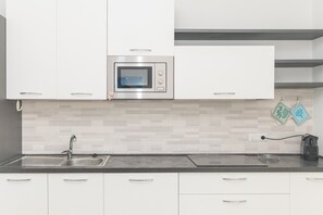 Fridge, oven, stovetop, dishwasher - Holiday Home 'Virgi Sea View' with Sea View, Private Terrace and Air Conditioning (Budoni)