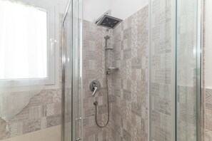 Shower, towels - Holiday Home 'Virgi Sea View' with Sea View, Private Terrace and Air Conditioning (Budoni)