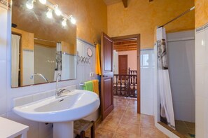 Shower, hair dryer, towels - Villa 'Viñas Ref 259' with Mountain Views, Private Pool and Wi-Fi (Son Servera)
