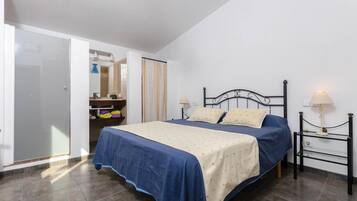 4 bedrooms, iron/ironing board, free WiFi, bed sheets