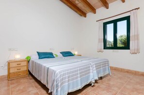 4 bedrooms, iron/ironing board, free WiFi, bed sheets