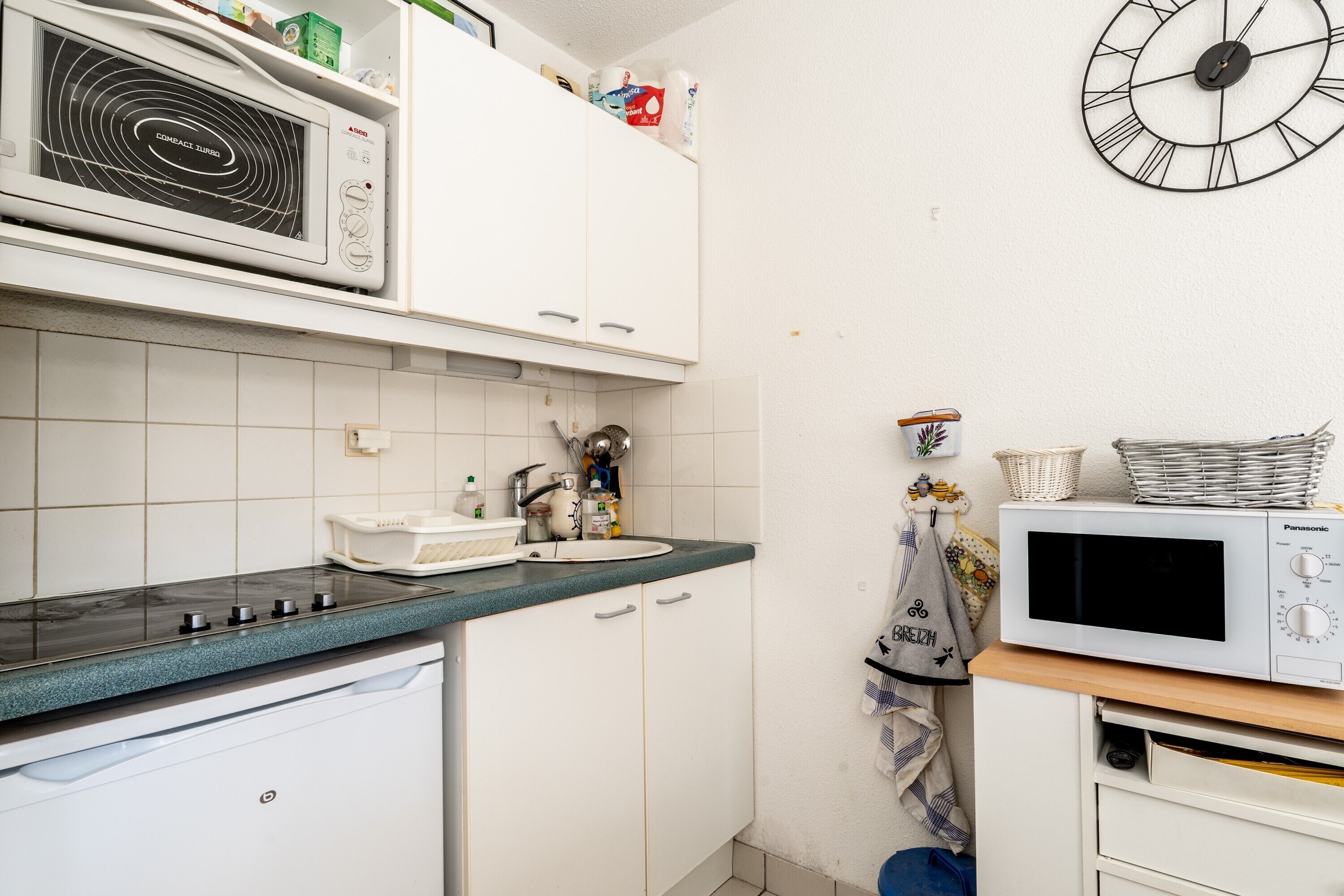 Kühlschrank, Mikrowelle, Ofen, Wasserkocher mit Kaffee-/Teezubehör