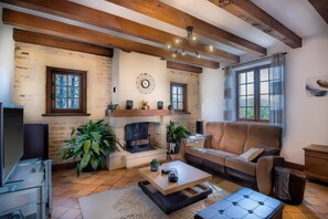 TV, DVD player, stereo - Modern and Spacious Gîte in Cazoulès with Terrace, Parking, Pets Allowed, Near Sarlat (Cazoulès)